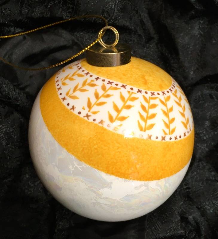 Boule de Noël personnalisée dans les tons jaune et or.